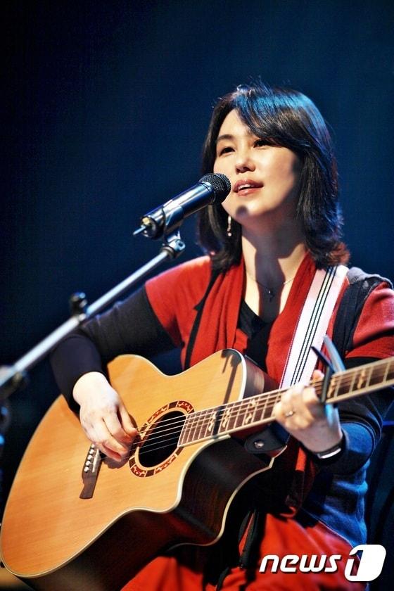 본문 이미지 - 국내 최초의 혼성 그룹 '뚜아에무아' 출신인 포크송 가수 김은영ⓒ News1