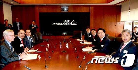 본문 이미지 - 울산시 투자유치단과 미국 에어프로덕츠 관계자들이 MOU 체결에 앞서 환담을 나누고 있다. ⓒ News1