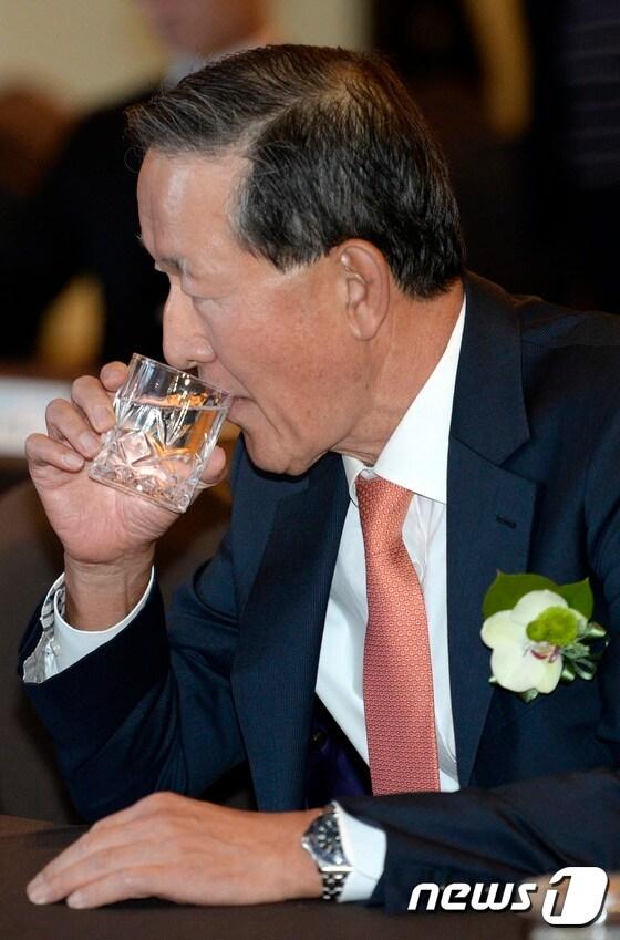 본문 이미지 - 허창수 전국경제인연합회 회장이 26일 오후 서울 여의도 전경련 컨퍼런스센터에서 열린 2016 경제계 보육지원사업 MOU 체결식에 참석해 물을 마시고 있다. 2016.10.26/뉴스1 ⓒ News1 안은나 기자