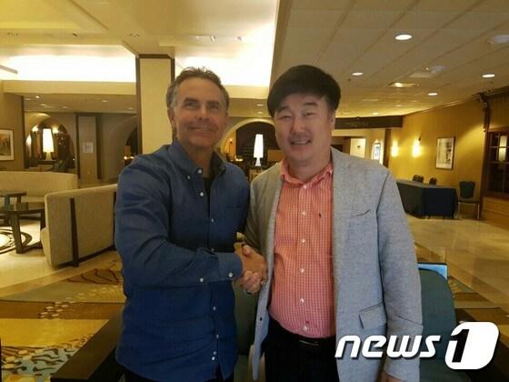 본문 이미지 - SK 와이번스의 새 사령탑으로 선임된 트레이 힐만(왼쪽) 감독. (SK 제공)ⓒ News1