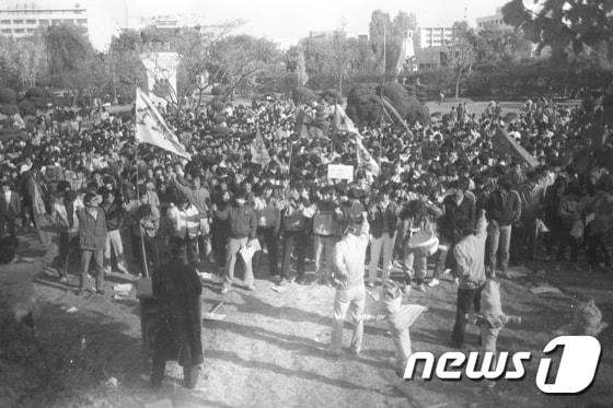 본문 이미지 - 1986년 10월 28일 건대항쟁 당시 집회에 참여한 대학생들이 건국대 교내 민주광장에서 애학투련 결성식 집회를 연 모습. (건국대 제공) 2016.10.27 ⓒ 뉴스1 추연화 기자
