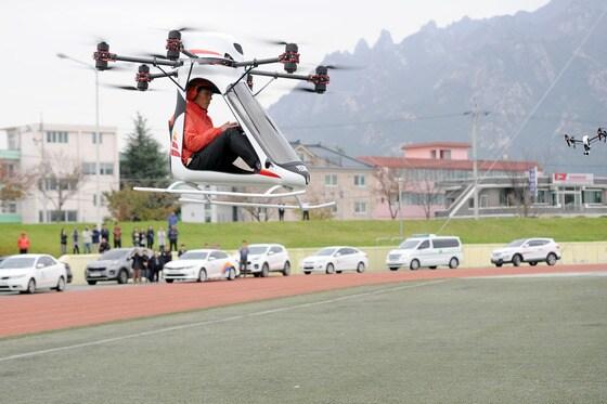 본문 이미지 - 27일 오후 전남 영암군 영암읍 역리 영암공설운동장에서 열린 국내 최초 유인드론(사람이 탑승한 드론) 시연회에서 드론이 이륙하고 있다. 2016.10.27/뉴스1 ⓒ News1 황희규 기자