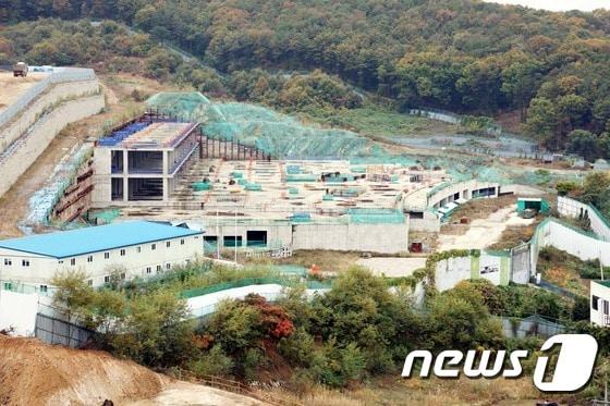 본문 이미지 - 2년째 공사가 중단돼 있는 용인 동백세브란스병원 건립 현장.(용인시 제공)ⓒ News1