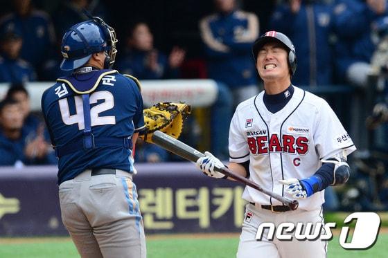 본문 이미지 - 29일 오후 서울 잠실야구장에서 열린 프로야구 2016 타이어뱅크 KBO리그 한국시리즈 1차전 NC 다이노스와 두산 베어스의 경기에서 5회말 1사 주자없는 상황 두산 김재호가 삼진을 당하고 아쉬워하고 있다. 2016.10.29/뉴스1 ⓒ News1 임세영 기자
