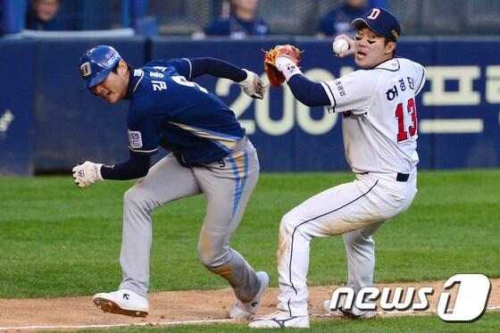 본문 이미지 - 지난 29일 잠실구장에서 열린 프로야구 2016 타이어뱅크 KBO리그 한국시리즈 1차전 NC 다이노스와 두산 베어스 경기에서 연장 10회초 1사 3루 상황 NC 김성욱의 3루앞 땅볼때 3루주자 김종호가 두산 허경민에게 태그 아웃되고 있다. 2016.10.29/뉴스1 ⓒ News1 임세영 기자