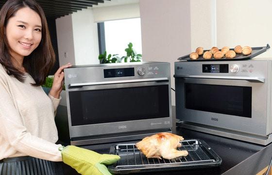 본문 이미지 - 서울 영등포구 여의대로 LG 트윈타워에서 모델이 조리시간은 빨리지고 전기 사용량은 줄인 디오스 광파오븐 신제품을 소개하고 있다. 신제품은 9가지 조리기기가 갖고 있는 기능을 모두 탑재해 재료에 맞춰 272가지의 요리가 가능하다.ⓒ News1
