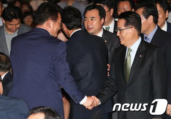 본문 이미지 - 2016년 10월 13일 당시 박지원 국민의당 비상대책위원장 겸 원내대표가 서울 여의도 63컨벤션 그랜드볼룸에서 열린 10·4남북정상선언 9주년 기념식에서 송영길 민주당 의원과 인사를 나누고 있다. ⓒ News1 DB