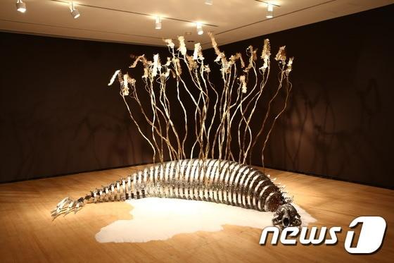 본문 이미지 - Custos Cavum, 2011, Metallic material, resin, motor, gear, custom CPU board, LED, 220(h) x 360(w) x 260(d)cm (대구미술관 제공) ⓒ News1