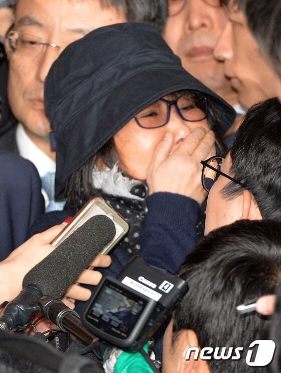 본문 이미지 - '비선 실세 국정 농단' 의혹의 중심에 있는 최순실(60ㆍ최서원으로 개명)씨가 피의자 신분으로 조사를 받기 위해 31일 오후 서울 서초동 서울중앙지검으로 출석하고 있다.. ⓒ News1 박세연 기자