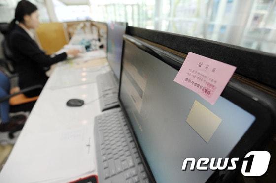 본문 이미지 - 31일 오후 전남 나주시 한국농수산식품유통공사(aT) 1층 안내데스크 컴퓨터에 광주지방법원 집행관의 압류 딱지가 붙어있다. 2016.10.31/뉴스1 ⓒ News1 황희규 기자