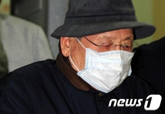 본문 이미지 - 조직폭력배를 동원해 회사 임원을 청부폭행한 혐의로 실형을 선고받았던 이윤재 피죤 회장이 약속을 깨고 경영에 복귀해 사내 파문이 확산됐다. ⓒ News1 한재호 기자