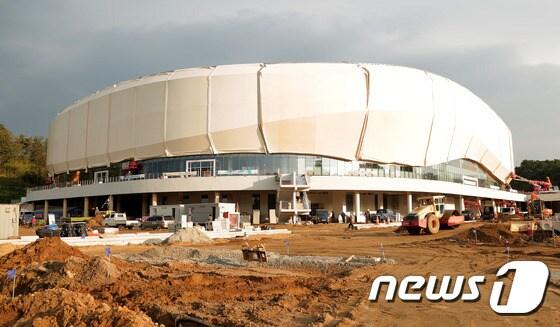 본문 이미지 - 31일 2018 평창동계올림픽 강릉 아이스아레나 건설 현장에서 경기장 외관에 테프론을 두르는 작업이 한창이다. 2016.10.31/뉴스1 ⓒ News1 서근영 기자
