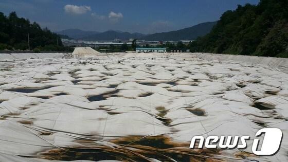 본문 이미지 - 돔이 붕괴된 제천시 왕암폐기물매립장이  4년째 방치되고 있다.ⓒ News1