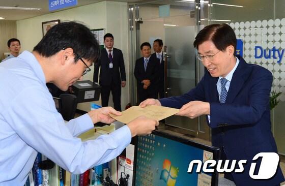 본문 이미지 - 이동호 현대백화점 대표가 신청서를 접수하고 있다. 관세청은 이번 입찰을 통해 서울 4곳과 부산, 강원 평창 등 지방 2곳의 면세사업자를 올 연말까지 선정할 예정이다. 2016.10.4/뉴스1 ⓒ News1 구윤성 기자