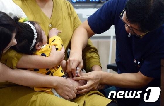 본문 이미지 - 한 어린이병원에서 영아가 예방접종을 맞고 있다. (사진은 기사내용과 무관)/뉴스1 ⓒ News1 장수영 기자