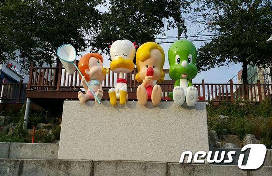 본문 이미지 - 도봉구 우이천변 둘리 상징조형물(도봉구 제공) 2016.10.4ⓒ News1