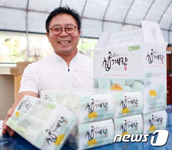 본문 이미지 - 고향인 경북 문경으로 귀농해 청계닭과 계란으로 성공 신화를 쓰고 있는 엄재성씨. 2016.10.13/뉴스1 ⓒ News1