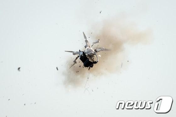 본문 이미지 - 6일 서울 잠실 종합운동장에서 열린 2016 국가대테러종합훈련에서 경찰특공대의 산탄에 드론이 폭파되고 있다. (자료사진) 2016.10.6/뉴스1 ⓒ News1 유승관 기자
