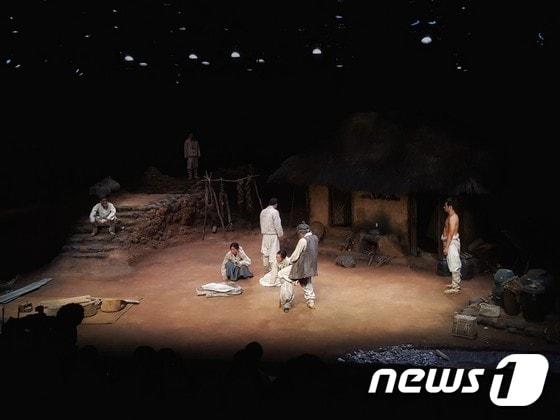 본문 이미지 - 연극 '산허구리' 전막시연 장면 ⓒ News1