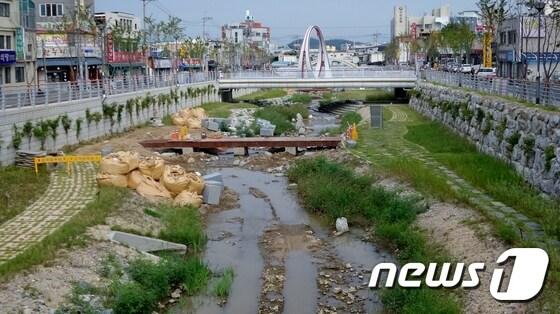 본문 이미지 - 420억원의 사업비가 투입돼 추진된 충북 충주시 충주천 생태하천복원사업이 지난여름 장맛비에 아수라장으로 변해보강공사가 한창이다.ⓒ News1