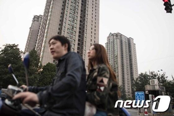 본문 이미지 - 중국 베이징 차오양 구의 고급아파트. ⓒ AFP=뉴스1
