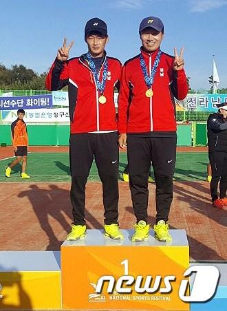 본문 이미지 - 사진 왼쪽 경남 창녕군 정구팀 소속 오성률,김기성 선수(창녕군 제공) ⓒ News1 이철우 기자