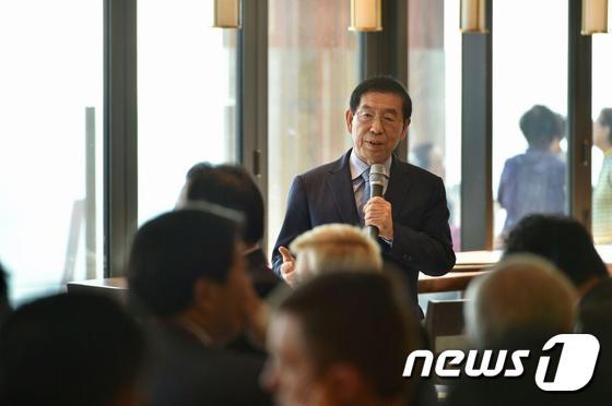 본문 이미지 - 박원순 서울시장이 9일 중구 소공로 웨스틴조선 호텔에서 열린 '2016 여시재 동북아포럼'에 참석했다(서울시 제공). ⓒ News1