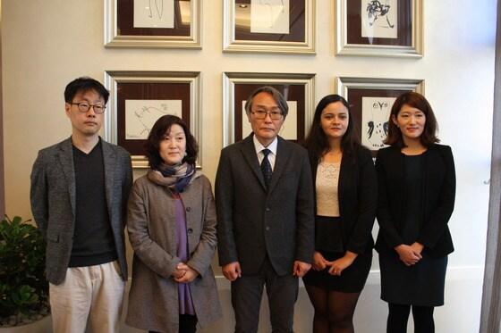 본문 이미지 - 제24회 대산문학상 수상자들이 1일 교보문고 빌딩에서 열린 기자간담회에 앞서 포즈를 취하고 있다. 왼쪽부터 이장욱 시인, 김이정소설가, 정홍수 문학평론가,  정민정 번역가와 이르마 시안자 힐 자녜스 번역가다. (대산문화재단 제공)