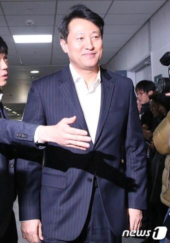 본문 이미지 - 오세훈 전 서울시장이 지난 1일 국회 의원회관에서 여권 비주류 대권 주자들과 긴급회동을 하기 위해 회동장으로 들어서고 있다. 2016.11.1/뉴스1 ⓒ News1 허경 기자