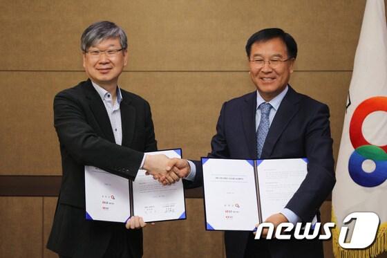 본문 이미지 - 김진하 양양군수(오른쪽)와 김유일 LF네트웍스 사장이 10일 군수 집무실에서 양양 지경 관광지 조성사업 민간투자자 실시협약을 체결하고 있다.(양양군 제공)2016.11.10/뉴스1 ⓒ News1 엄용주 기자