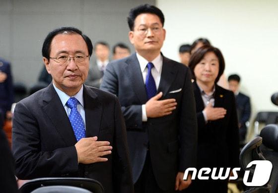 본문 이미지 - 2016년 11월 10일 서울 여의도 국회 의원회관에서 열린 '대통령 퇴진 촉구를 위한 국회의원 대토론회'에서 노회찬 정의당 원내대표(왼쪽부터) , 송영길 민주당 의원, 심상정 정의당 대표가 국민의례를 하고 있다. ⓒ News1 