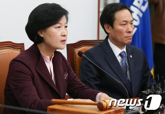 본문 이미지 - 추미애 더불어민주당 대표가 11일 서울 여의도 국회에서 열린 최고위원회의에서 모두발언을 하고 있다. 2016.11.11/뉴스1 ⓒ News1 허경 기자