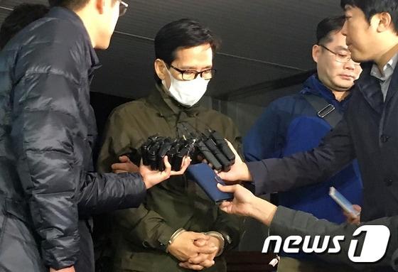 본문 이미지 - 지난 2016년 11월11일 이영복 회장이 11일 오전 3시20분께 부산지검에 도착해 취재진의 질문을 받고 있다.2016.11.11/뉴스1 ⓒ News1