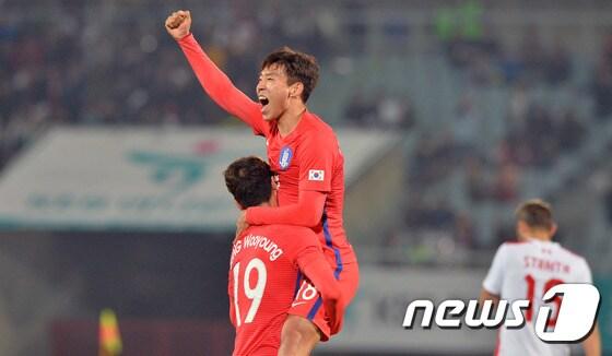 본문 이미지 - 11일 천안종합운동장에서 열린 KEB하나은행 초청 축구 국가대표팀 친선경기 대한민국과 캐나다의 경기에서 이정협이 추가골을 넣고 동료들과 기삐하고 있다. 2016.11.11/뉴스1 ⓒ News1 김명섭 기자