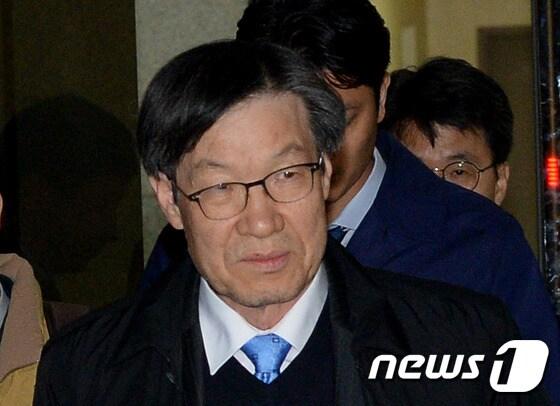 본문 이미지 - 권오준 포스코 회장이 12일 서울 서초구 서울지방검찰청으로 귀가하고 있다. '최순실·박근혜 게이트' 관련해 대기업 총수 중 처음으로 조사를 받은 권 회장은 차은택씨 측의 옛 포스코 계열 광고업체 포레카 '지분 강탈' 의혹과 관련해 조사를 받았다. 2016.11.12/뉴스1 ⓒ News1 황기선 기자