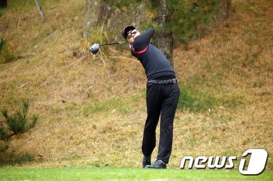 본문 이미지 - 이형준이 13일 전라남도 보성군 보성CC에서 열린 '2016 카이도코리아 투어챔피언십' 파이널라운드 2번홀에서 드라이버 티샷을 날리고 있다. (KPGA 제공) 2016.11.13/뉴스1
