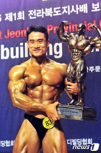 본문 이미지 - 12일 완주문예회관에서 열린 제1회 전라북도지사배 보디빌딩대회에서 이상준 선수가 영예의 그랑프리 대상을 수상하고, 기념촬영을 하고 있다.(전북도보디빌딩협회 제공)2016.11.13/뉴스1 ⓒ News1 박아론 기자