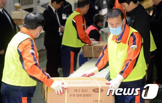 본문 이미지 - 2017학년도 대학수학능력시험을 사흘 앞둔 14일 세종시의 한 인쇄업체에서 관계자들이 전국 각 시험장으로 배부될 문제지를 트럭으로 옮기고 있다. 2016.11.14/뉴스1 ⓒ News1 장수영 기자