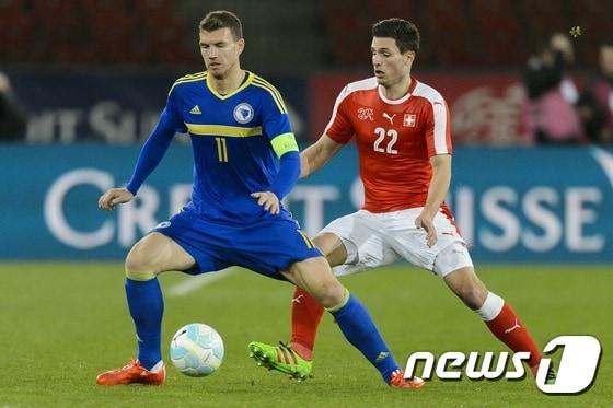 본문 이미지 - 보스니아-헤르치코비나의 주장 에딘 제코(왼쪽) ⓒ AFP=News1