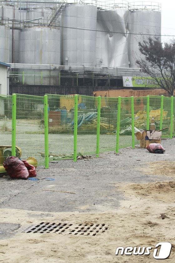 본문 이미지 - 경남 밀양시 무안면 한 재생에너지 업체에서 동물성 기름 1톤 정도가 유출돼 환경 당국이 긴급방제작업을 벌이고 있다. ⓒ News1 이철우 기자