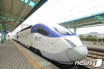 본문 이미지 - 남원역에 도착한 전라선권 KTX.(남원시 제공)2016.11.14/ⓒ News1