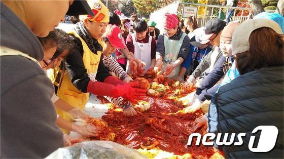 본문 이미지 - 서울상곡초 2015년 김장담그기 행사 사진(상곡초 제공)ⓒ News1