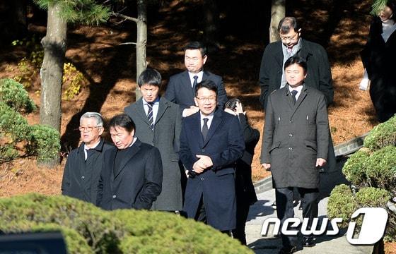 본문 이미지 - 최종건 SK그룹 창업주 46주기 추모식이 15일 경기도 화성시 봉담읍에 위치한 선영에서 열린다. 지난 2016년 43주기 추도식에서 최태원 SK그룹 회장(사진 왼쪽에서 두번째)과 최신원 SK네트웍스 회장(맨 왼쪽)  최창원 SK디스커버리 부회장((사진 가운데) 등 SK 오너일가와 회사 관계자들이 43주기 추모식을 마치고 내려오고 있다. 2016.11.15/뉴스1 ⓒ News1 이재명 기자