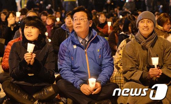 본문 이미지 - 이재명 성남시장이 15일 오후 경기도 성남시 분당구 야탑역 광장에서 열린 박근혜 대통령 퇴진 성남시민대회에서 촛불을 들고 발언을 경청하고 있다 2016.11.15 ⓒ 뉴스1 이재명 기자