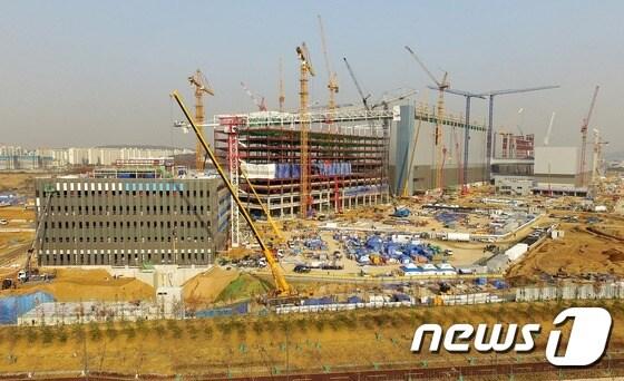 본문 이미지 - 16일 오후 경기도 평택시 고덕산업단지내에 삼성반도체평택캠퍼스가 2017년 하반기 완공을 목표로 공사가 한창이다.  2016.11.16/뉴스1 ⓒ News1 박세연 기자