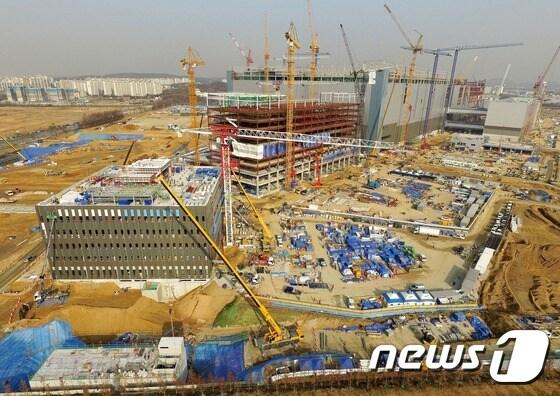 본문 이미지 - 16일 오후 경기도 평택시 고덕산업단지내에 삼성반도체평택캠퍼스가 2017년 하반기 완공을 목표로 공사가 한창이다. 2016.11.16/뉴스1 ⓒ News1 박세연 기자
