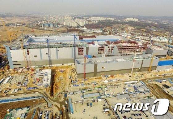 본문 이미지 - 경기도 평택시 고덕산업단지내에  들어서는 삼성반도체평택캠퍼스. 2017년 하반기 완공이 목표다. 2016.11.16/뉴스1 ⓒ News1 박세연 기자