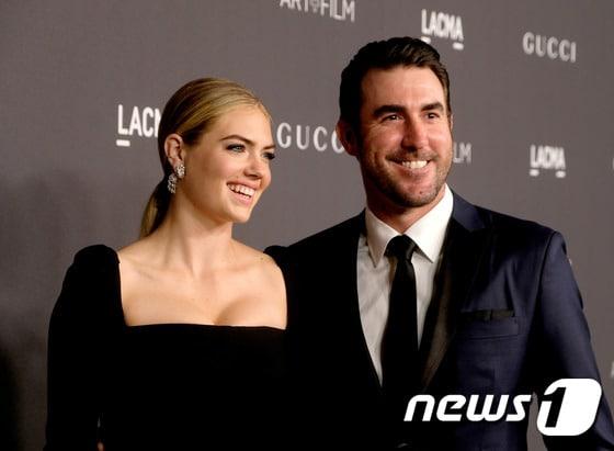 본문 이미지 - 저스틴 벌렌더(오른쪽)와 그의 약혼녀 케이트 업튼. ⓒ AFP=News1