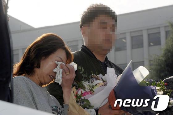 본문 이미지 - 지난 2016년 광주고법 제1형사부(부장판사 노경필)는 살인 혐의로 기소돼 징역 10년을 선고받고 만기출소한 최씨가 청구한 재심 선고 공판에서 최씨에게 무죄를 선고했다. 2016.11.17ⓒ News1 황희규 기자