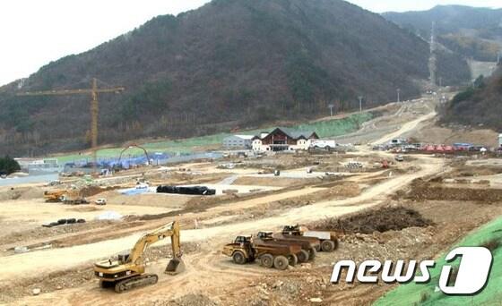 본문 이미지 - 공사가 진행되고 있는 강원 정선 알파인 경기장. 2016.11.10/뉴스1 ⓒ News1 하중천 기자